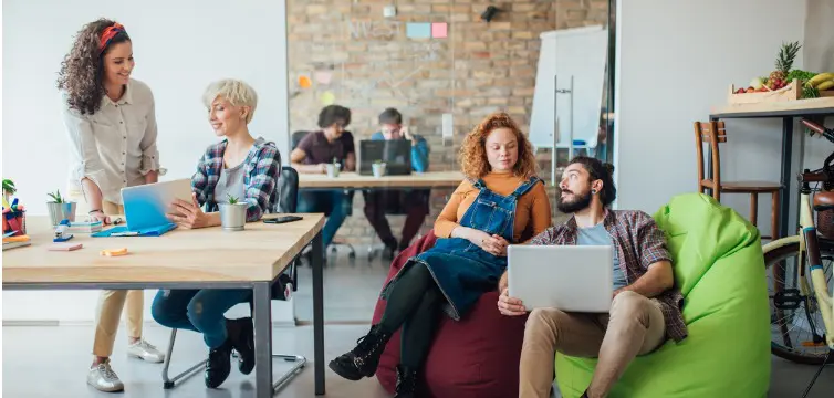 Une salle remplie d'étudiants en train de travailler
