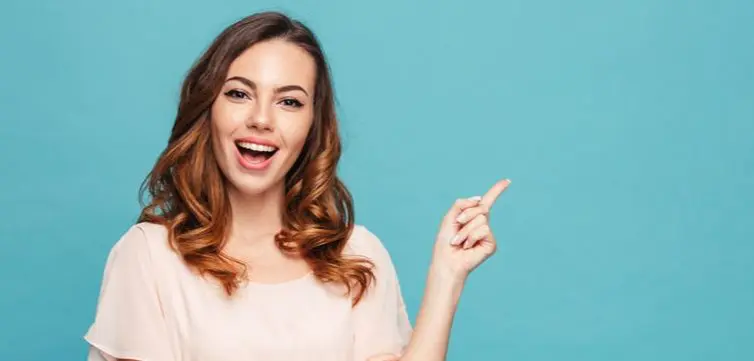 Une felle enjouée sur un fond bleu