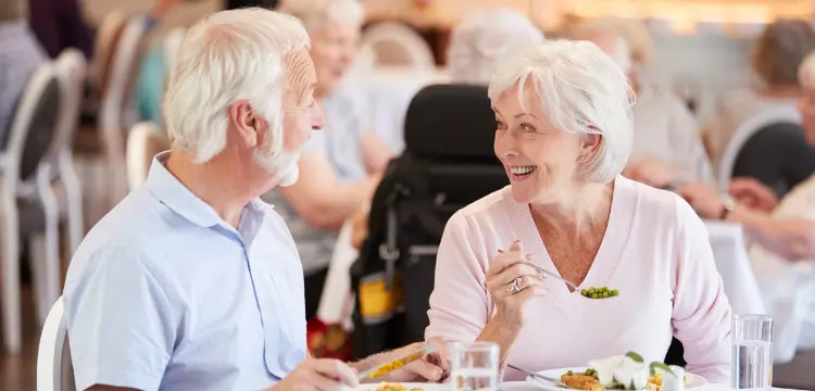 Deux seniors discutent au sein de leur résidence seniors